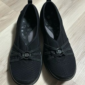 Like new Bzees black shoes 9.5